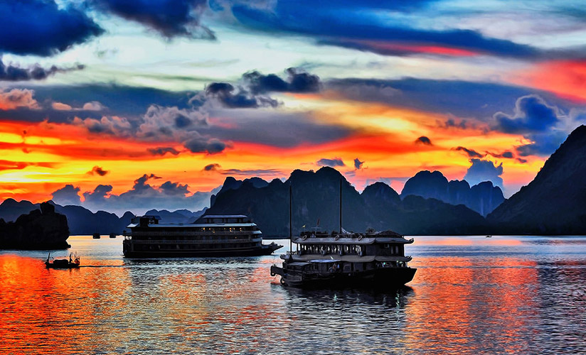 The amazing beauty of Halong Bay at dawn